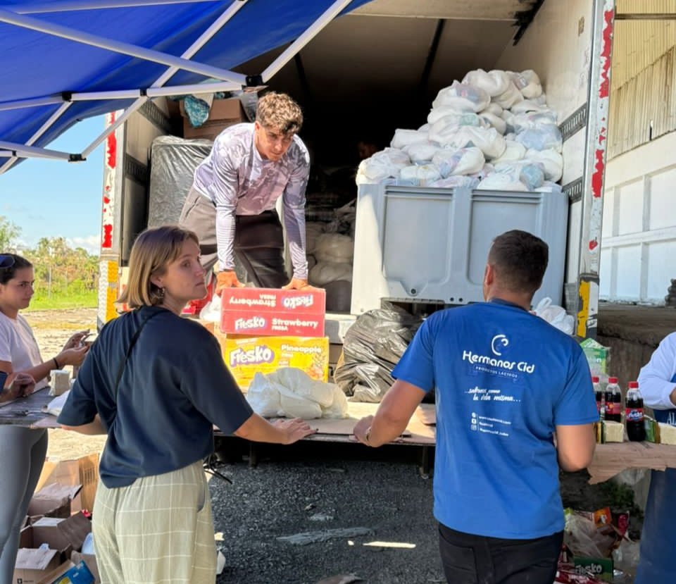 No importa si sorprende la noche, la solidaridad sigue llegando. Comunidades montañosas de "Los Negros", en Contramaestre. Caravana de las mipymes "El Almirante" y "Productos Lácteos CID", de Artemisa, coordinada con los #CDRCuba #Cuba  #FuerzaCuba #TodosSomosCederistas