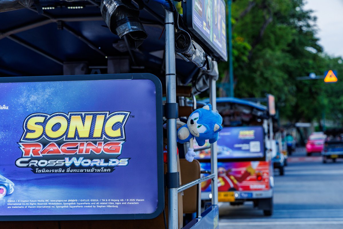 SonicOfficialJP's tweet photo. 「#ソニックレーシングCW」デザインのトゥクトゥクで
ソニックがタイ・バンコク市街にゴキゲンでお出かけ🦔🚖
たまにはのんびりも悪くないねえ、と
ゆったり流れる時間の中で、旅を楽しんでいるようです✨

#世界を旅するソニック https://t.co/pQxyhdIK0W