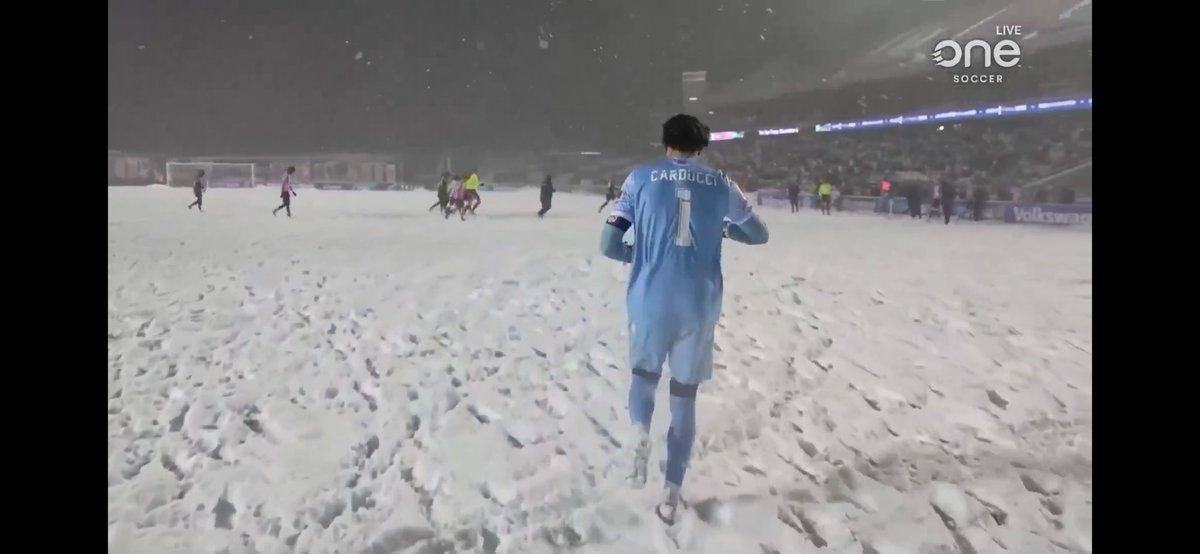 This final of the Canadian Football ( soccer) game in Ottawa is fuckin nuts. Mental Snow.Imagine at the soft cunts in the uk playing in this? Even the Polar Bears are sitting with a Bovril 🇨🇦👀🍀❄️☃️