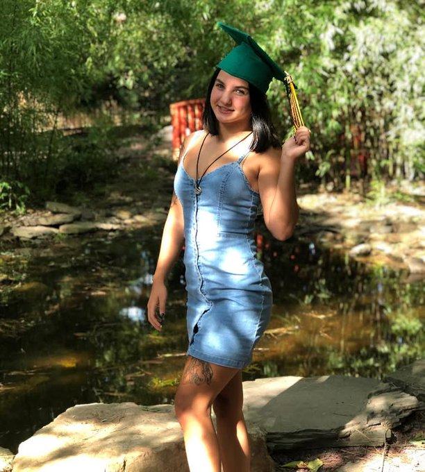 hall_stell18885's tweet image. graduated at 15 #classof2020