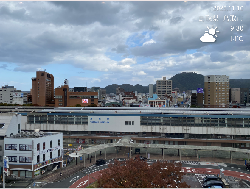 t_axis1993's tweet image. おはようございます。鳥取のアクシスです🙂
今朝は雲の間から青空がのぞいています📷
午後からは青空が広がるとうれしいですね☀️
紅葉の見頃はもう少し先のようですが、季節の移ろいが楽しみです🍁
新しい一週間、よろしくお願いします！
#企業公式冬のフォロー祭り…