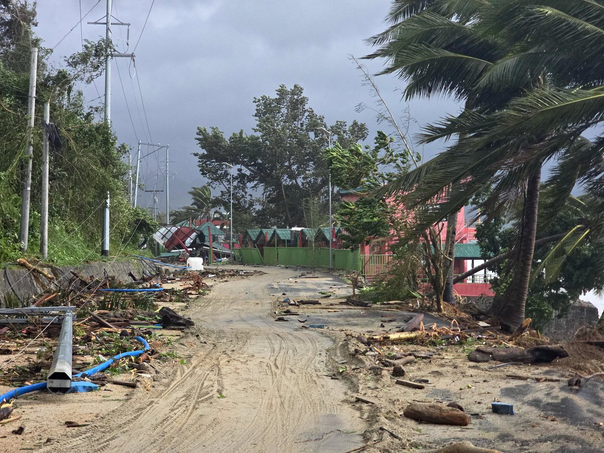OreboundImages's tweet image. After a brief look around the immediate vicinity of the property it's safe to say the damage is substantial. Very sad given this place took a direct hit from a Cat 5 only a year ago, almost to the day 😢

#typhoon #FungWong #UwanPH #Philippines @JordanHallWX