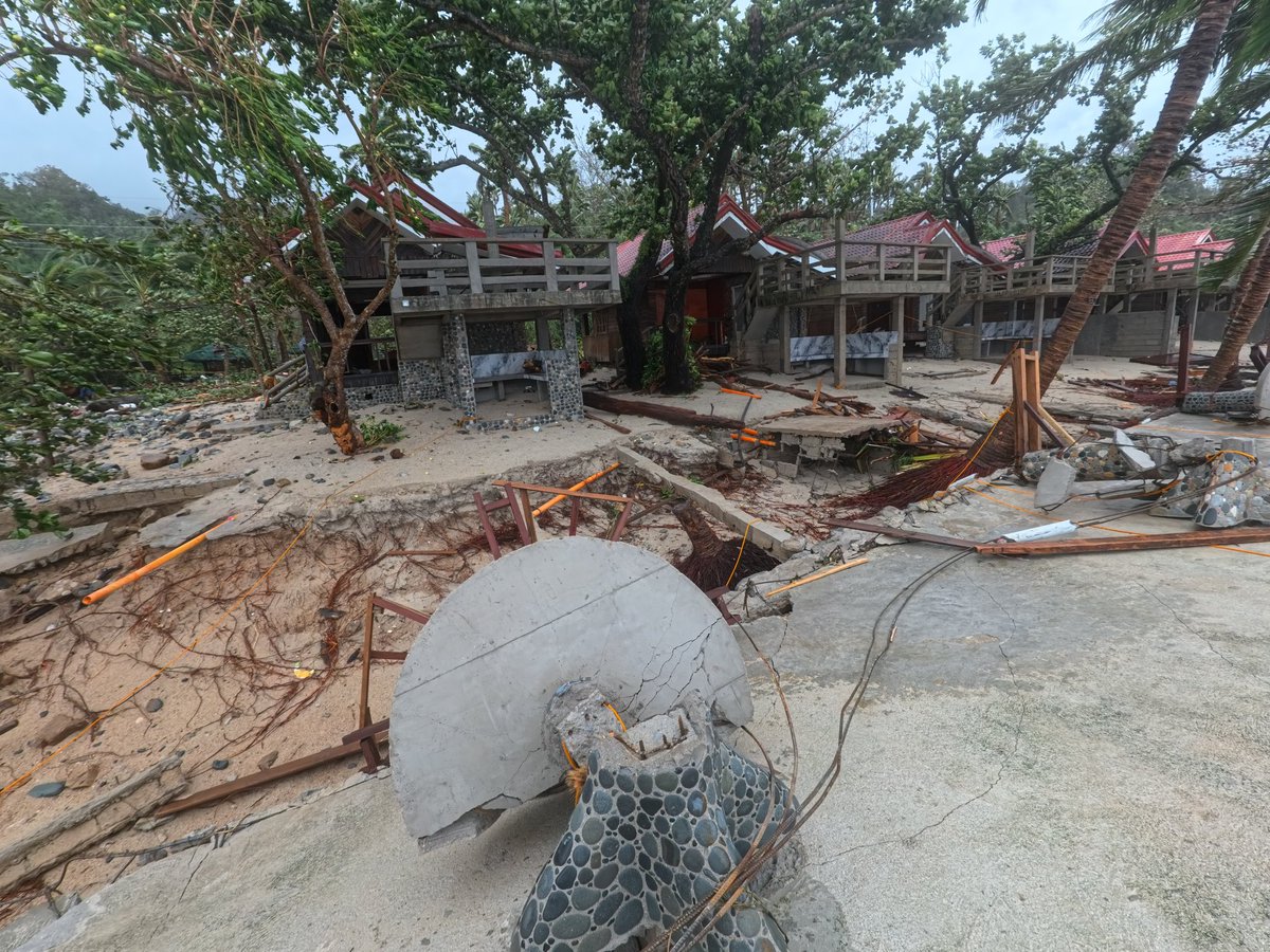 OreboundImages's tweet image. After a brief look around the immediate vicinity of the property it's safe to say the damage is substantial. Very sad given this place took a direct hit from a Cat 5 only a year ago, almost to the day 😢

#typhoon #FungWong #UwanPH #Philippines @JordanHallWX