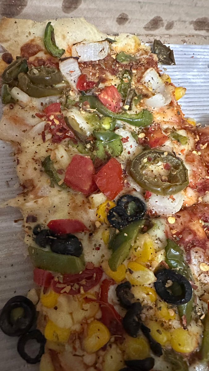 futurenxt88's tweet photo. Order id 7457498897
Ordered from @dominos_india @dominos via @zomato @zomatocare . Galti yeh hui ki raat ko kiya. Not at all Fresh. Cold. Dried vegetable, cold cheese. Shit Taste and quality. Better plz close the restaurant and STOP delivering if can't prepare fresh orders. https://t.co/PVbp0XcmIO
