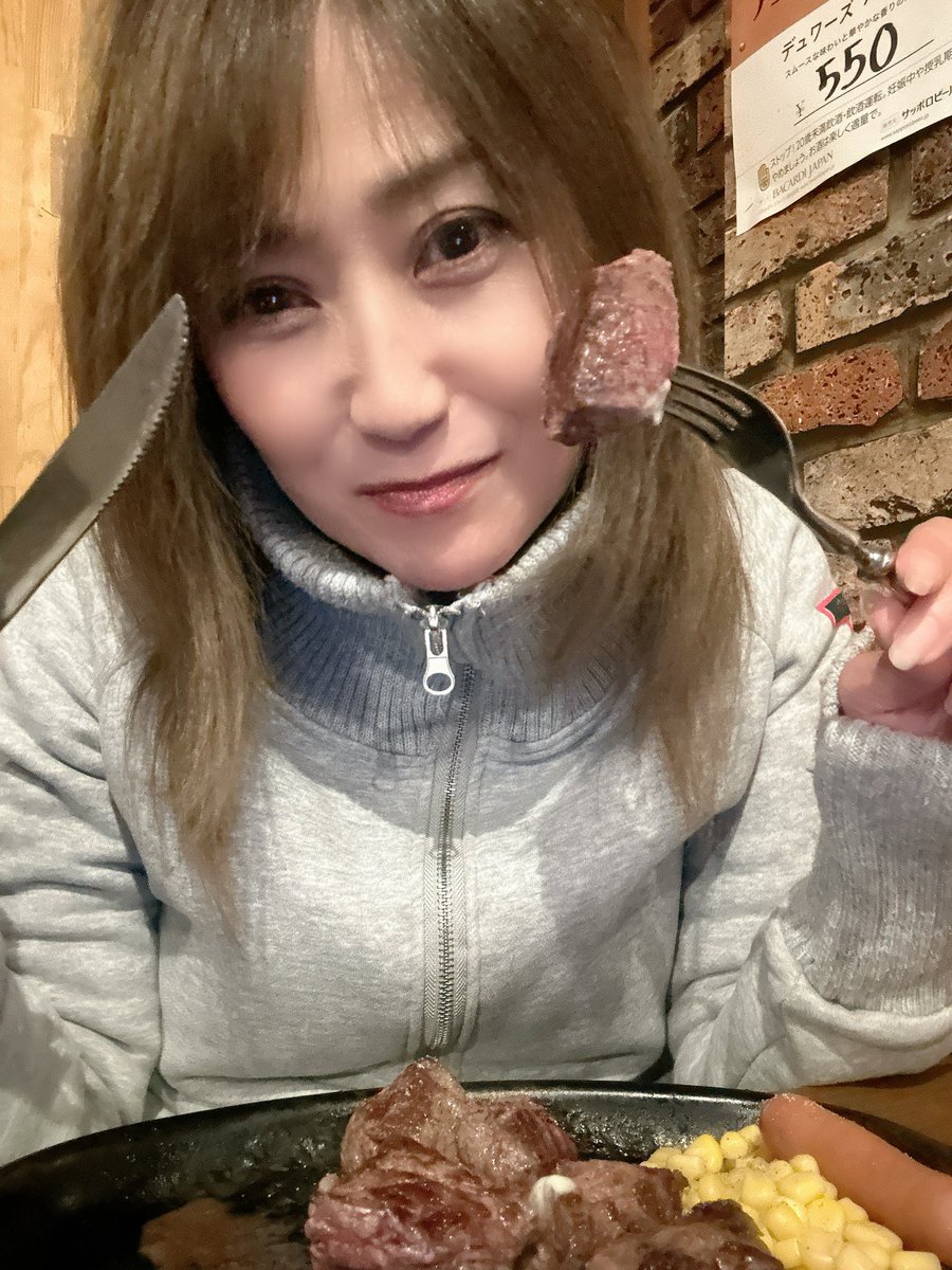 megumi_kudome's tweet image. 昨日は松永さんのお店で
美味しいデンジャーステーキを
いただきました🤗

松永さんの頑張る姿を見て、
私もやる気アップ。

パワー＆スタミナ、そして心の
栄養もバッチリ補給。

後楽園ホール。
自分のやるべきことをしっかりと
やります✊

#ミスターデンジャー
#デンジャーステーキ
#pwzero1