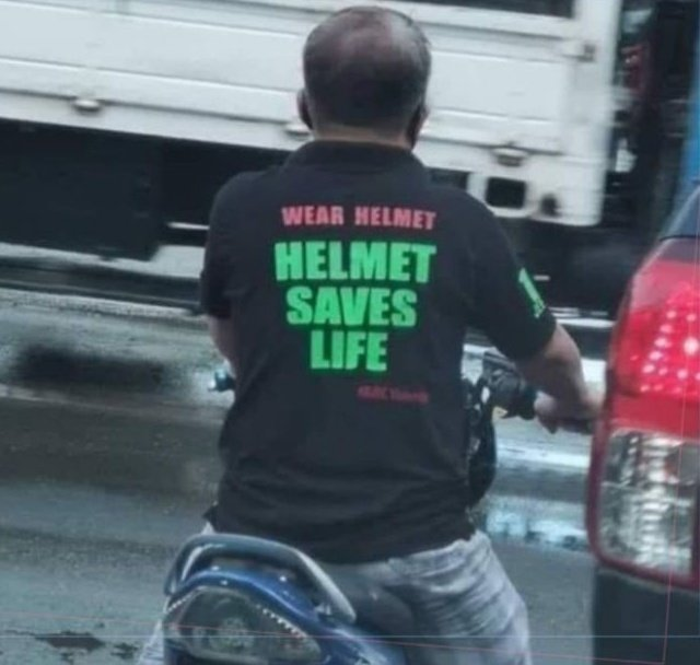 CHARTISKING's tweet photo. 95% traders are like this guy —
Wearing a “Helmet Saves Life” shirt… without the helmet. 😅
They preach Risk Management, but never use it.
#TradingReality #ChartIsKing https://t.co/h7ukEacQ31