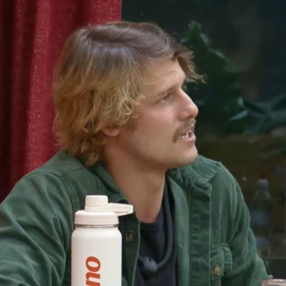 driisantt's tweet image. Matheus: &quot;eu só queria beijar, era apenas jogo, eu dei o troco&quot;. 

Mesquita: Homem de verdade não usa uma mulher. Homem de verdade quando se sente usado coloca um ponto final e segue. Chorou por causa do Resta um, falou de traição e agora assume que usou a Duda. 

#AFazenda