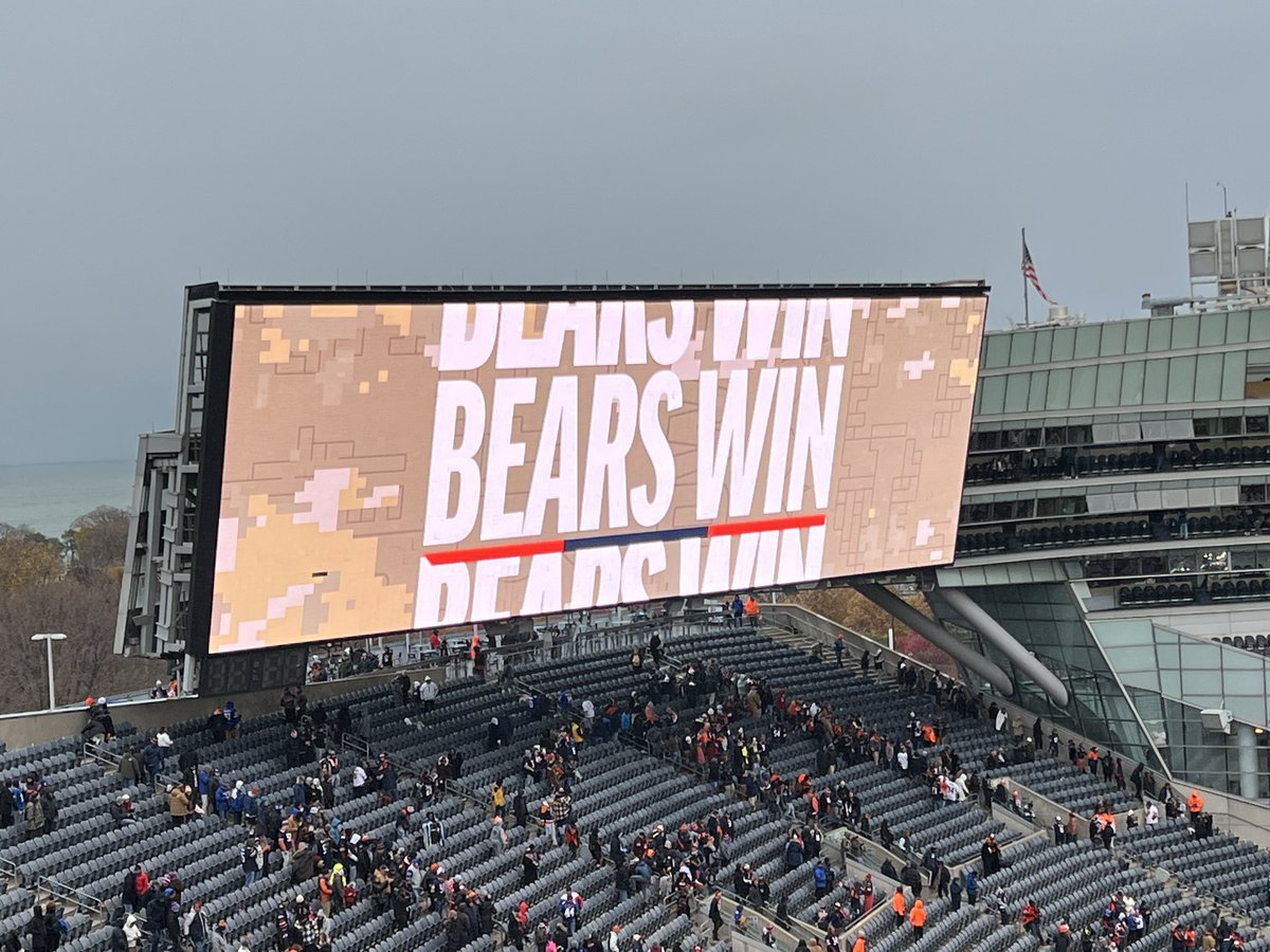 Craig4Tech's tweet image. Took my daughter to the Bears game today.  Half way thru the 3rd quarter, “Our thrower guy sucks! sometimes he throws to no one, and number 15 drops everything!”
#GoBears