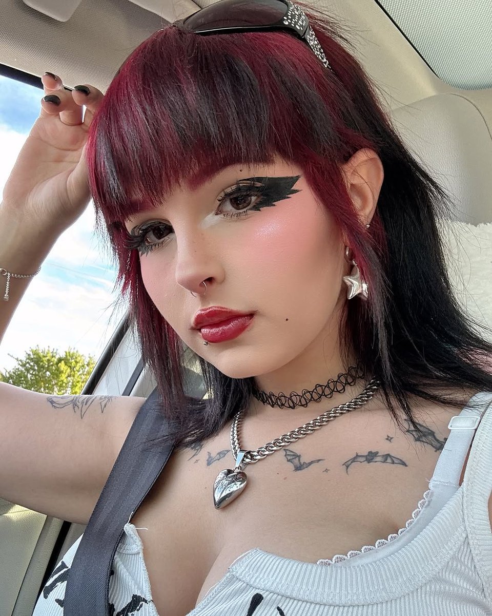 lumarist's tweet image. Hi i&apos;m stopped at a red light