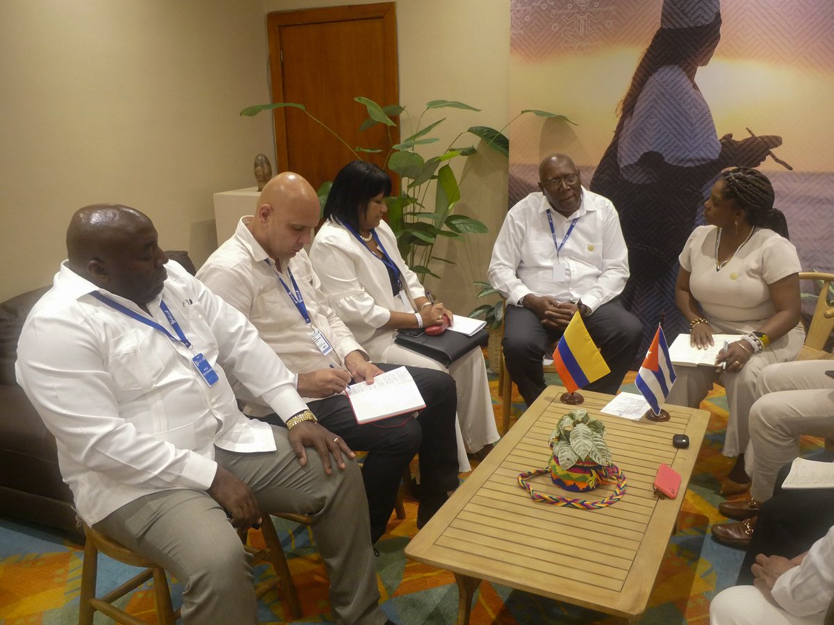 🇨🇺♥️🇨🇴 | Los estrechos vínculos que unen a #Cuba y #Colombia, fueron resaltados durante un fraternal intercambio entre el vicepresidente de la mayor de las Antillas, Salvador Valdés Mesa y su homóloga Francia Márquez Mina.

Amplíe la información 👇
✍️cubaminrex.cu/es/vicepreside…