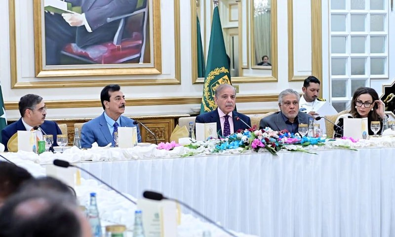 أقرّت اللجان الدائمة المشتركة لمجلسي الشيوخ والنواب مشروع التعديل الدستوري السابع والعشرين مع تعديلات بسيطة، وسط مقاطعة نواب المعارضة. ويهدف التعديل لإنشاء محكمة دستورية اتحادية ومنح الحماية الدائمة للرئيس ومرتبة مشير مدى الحياة، فيما تم تأجيل مقترحات تغيير اسم إقليم خيبر