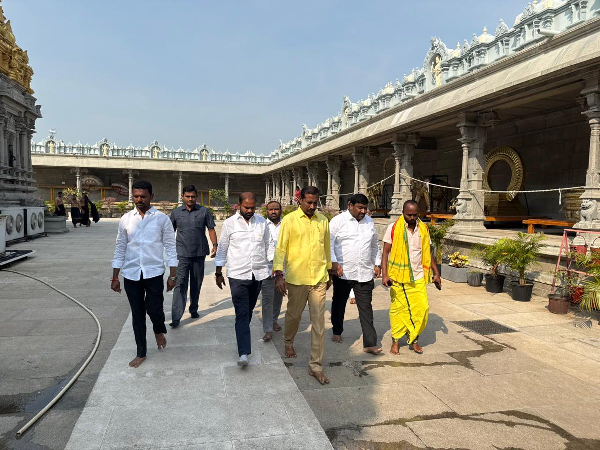 Pallasrinivas4u's tweet image. గాజువాక శాసనసభ్యులు, టీడీపీ రాష్ట్ర అధ్యక్షులు శ్రీ పల్లా శ్రీనివాసరావు గారు ఈరోజు పెనుమాకలో టీటీడీ వారు నిర్మించిన శ్రీ వేంకటేశ్వర స్వామి దేవాలయాన్ని సందర్శించి స్వామి వారికి ప్రత్యేక పూజలు నిర్వహించారు.

#PallaSrinivasaRao #GajuwakaMLA #TDPStatePresident #TDP…