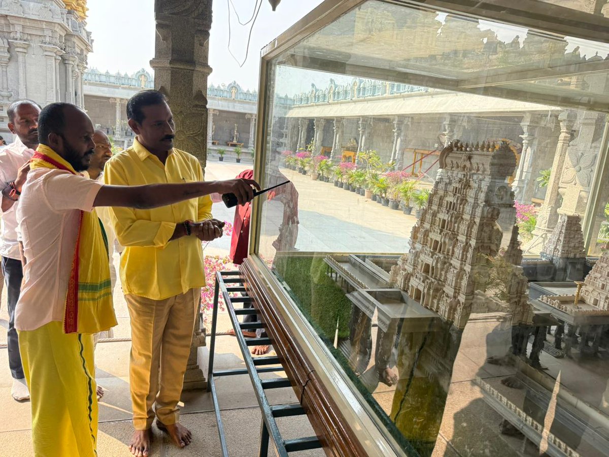 Pallasrinivas4u's tweet image. గాజువాక శాసనసభ్యులు, టీడీపీ రాష్ట్ర అధ్యక్షులు శ్రీ పల్లా శ్రీనివాసరావు గారు ఈరోజు పెనుమాకలో టీటీడీ వారు నిర్మించిన శ్రీ వేంకటేశ్వర స్వామి దేవాలయాన్ని సందర్శించి స్వామి వారికి ప్రత్యేక పూజలు నిర్వహించారు.

#PallaSrinivasaRao #GajuwakaMLA #TDPStatePresident #TDP…