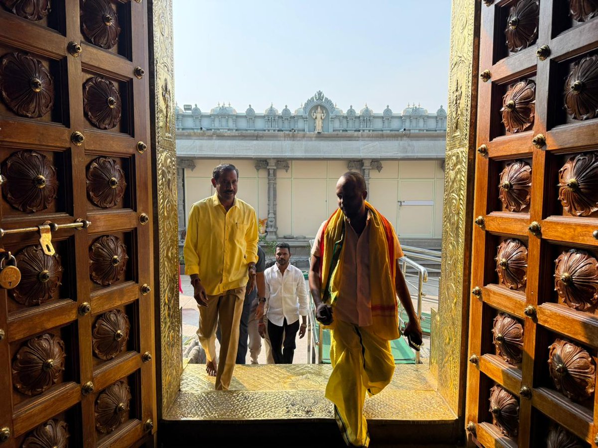 Pallasrinivas4u's tweet image. గాజువాక శాసనసభ్యులు, టీడీపీ రాష్ట్ర అధ్యక్షులు శ్రీ పల్లా శ్రీనివాసరావు గారు ఈరోజు పెనుమాకలో టీటీడీ వారు నిర్మించిన శ్రీ వేంకటేశ్వర స్వామి దేవాలయాన్ని సందర్శించి స్వామి వారికి ప్రత్యేక పూజలు నిర్వహించారు.

#PallaSrinivasaRao #GajuwakaMLA #TDPStatePresident #TDP…