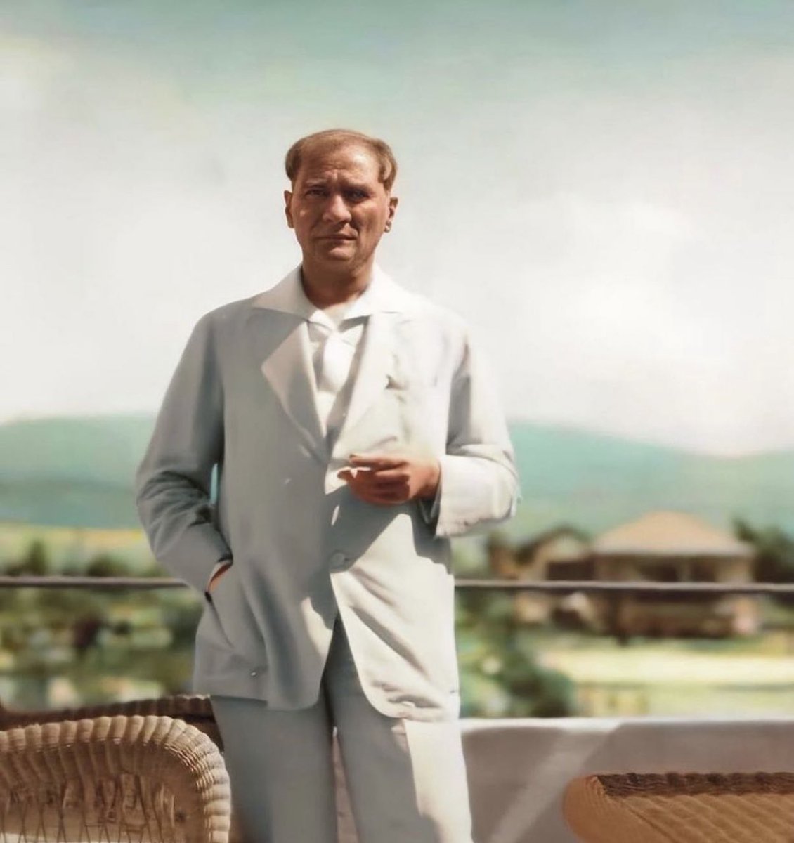 Sana duyduğum Sevgi ve Şükran duygusu  asla bitmeyecek Atam.Seni düşündükçe gururdan gözlerim doluyor.Bize  en değerli emanetin Cumhuriyetten  asla vazgeçmeyeceğiz. Sonsuza dek  fikirlerinin ışığında Türkiye ilelebet yaşayacak.