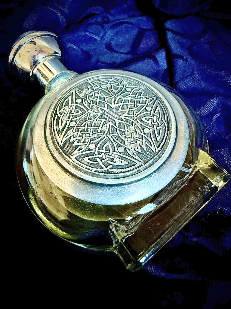 _fragrantica's tweet image. Boadicea glorious 
أحد أجمل العطور الفاكهية 
العطر يعتمد بالأساس على الفواكه و الأخشاب مع لمسات من التوابل و الباتشولي الترابي يصلح لجميع الفصول ماعدا الصيف أدائه ممتاز جداً الجوده والتوليفة مميزه وراقيه
#رابطة_عشاق_العطور