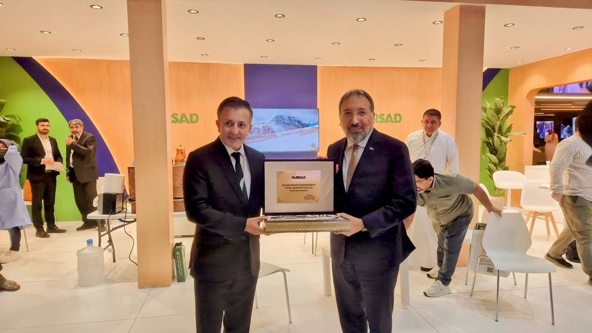 2025 Hac Fuarı için Cidde’de bulunan Diyanet İşleri Başkanımız Sayın Prof. Dr. Safi Arpaguş ve beraberindeki heyet Standımızı ziyaret etti. 

Hac organizasyonuna ilişkin konuların  istişare edildiği ziyaret, Başkanımız Diyaeddin Şahin’in hediye takdiminin ardından  sona erdi