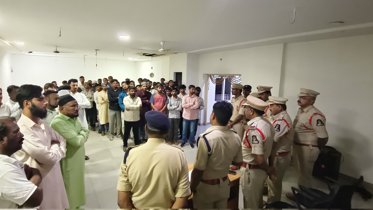 DCP_SWZ's tweet photo. In view of Jubilee Hills bye elections a Counselling Session was conducted for Tolichowki Divisional Rowdy Sheeters in Golconda PS and warned them to not indulge in any unlawful activities till completion of Election Process. 3 SHOs n ACP also attended this
@SajjanarVC https://t.co/TyOuMmC3lE