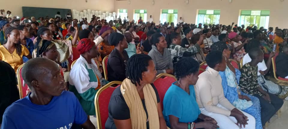 GKanombe's tweet photo. Kuri uyu wa 09/11/2025 ababyeyi barerera muri GS CAMP KANOMBE n' ubuyobozi bw' ishuri bahuriye mu nteko rusange baganira ku iterambere ry' ishuri ndetse n' ireme ry' uburezi
Baganiriye ku mitsindire mu bizamini bya leta, imyitwarire n' uruhare rw' ababyeyi kuri school feeding https://t.co/7WqDiKKTfX