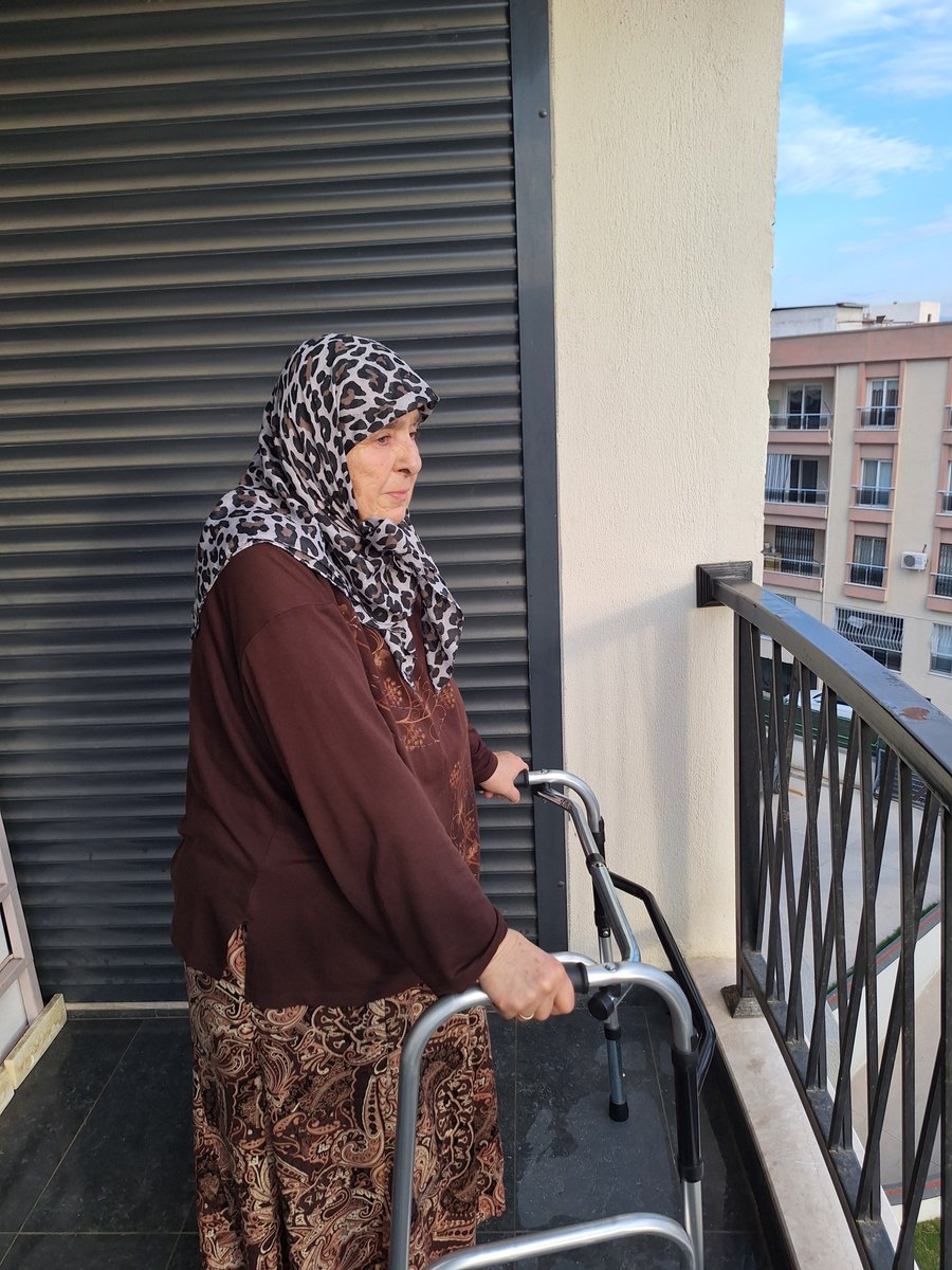 Kısa bir süre önce ameliyat olan annemin Atatürk'e saygı duruşu..
#10Kasım