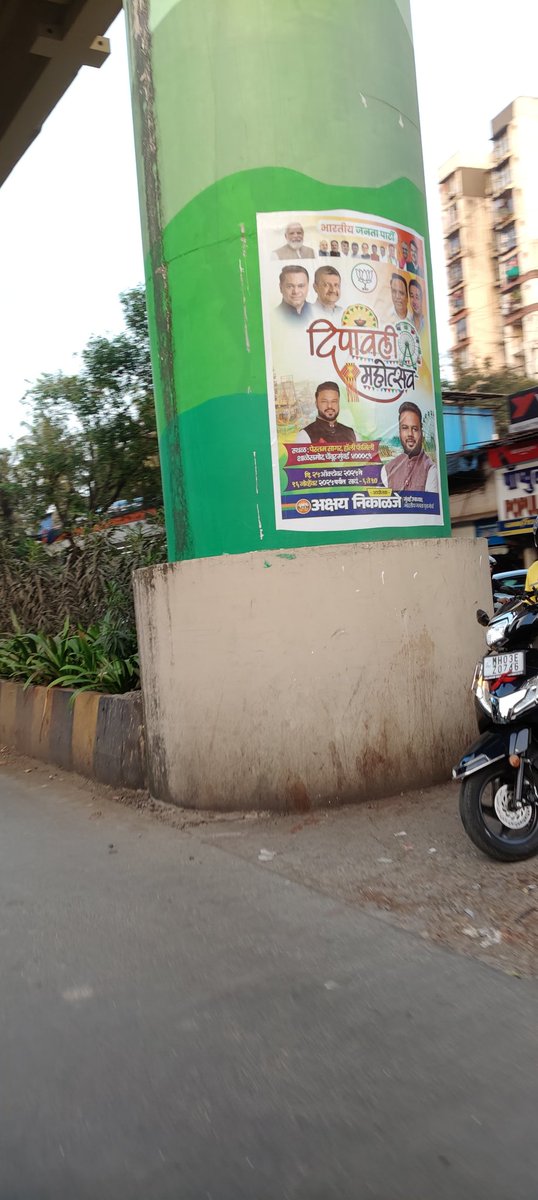 Manojramkrish's tweet image. A &apos;Netaji&apos; has defaced the freshly painted pillars of Metro 4 near Amar Mahal singal, Tilak Nagar. Can he be fined for vandalism of public property. @MMRDAOfficial 
@AshwiniBhide @mybmc