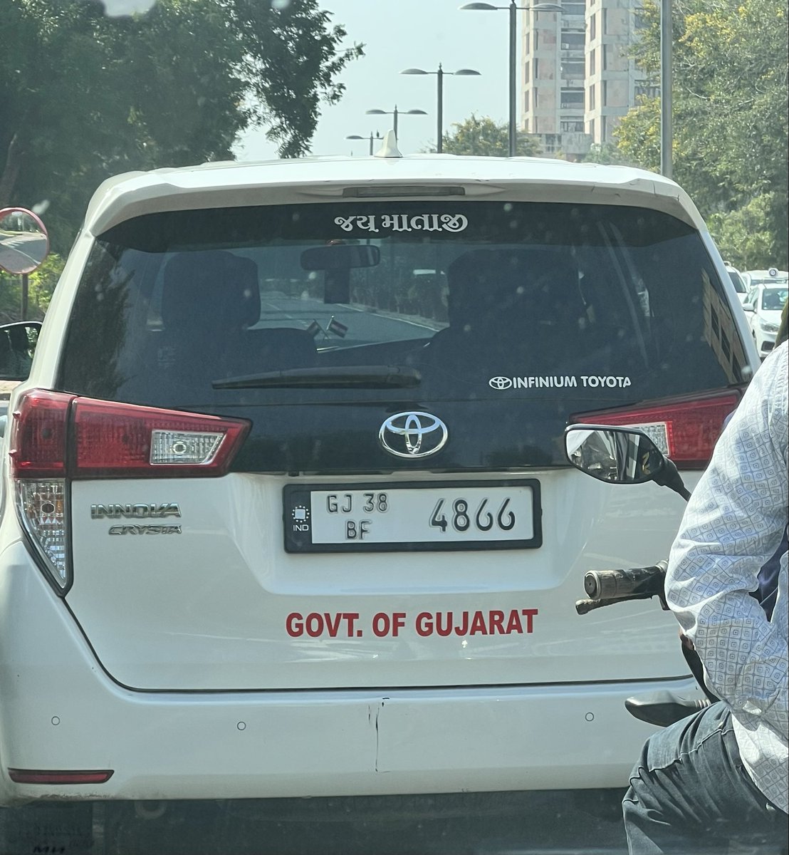 Illegal marking of "Govt of Gujarat" on private vehicle. Illegal registration marking plate(No HSRP).. <a href="/GujaratPolice/">Gujarat Police</a> <a href="/artobavla/">RTO Ahmedabad Rural (Bavla)</a> request to take a serious action against it.