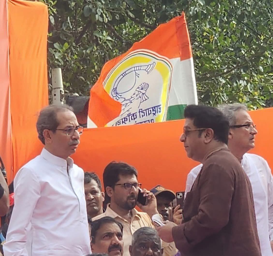 vasantmore88's tweet image. सत्याचा मोर्चा निघाला होता तेव्हा मी माझ्या मोबाईल मध्ये दोन्ही ठाकरे साहेब समोरासमोर आले असता मी त्यांचा फोटो काढला आणि काय तो योगायोग पहा,

बरोबर त्यांचे मध्ये राष्ट्रवादी (शरद पवार गट) पक्षाचा झेंडा ही कदाचित सांगत असावा,

तुम्ही मराठी माणसासाठी लढा... मी ही तुमच्यासोबत आहे...