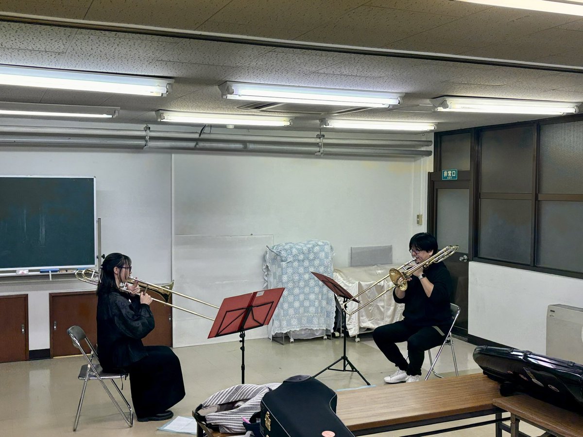 codomoteiki's tweet photo. #こども定期　12月の演奏会に向けて #こども奏者 のレッスンが始まりました！
ヴァイオリンとトロンボーンのレッスンが行われました。皆さんとってもよく練習してきていますね。楽員のレッスンでさらにブラッシュアップ。12月の公演に向けてもっと良くなるでしょう。
#東京交響楽団 #サントリーホール https://t.co/SJ8LFjtVQZ
