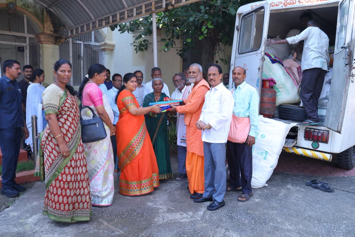 BSSHYDERABAD's tweet photo. Dr. Satya Sharada,I.A.S., Hon'ble Collector & District Magistrate inaugurated our Montha Cyclone relief material distribution at Warangal, Telangana.
Swamy Venkateshwaranandaji Maharaj led the Relief Distribution Team of Bharat Sevashram Sangha, Hyderabad Ashram.
#MonthaCyclone https://t.co/yiizTfY2WF