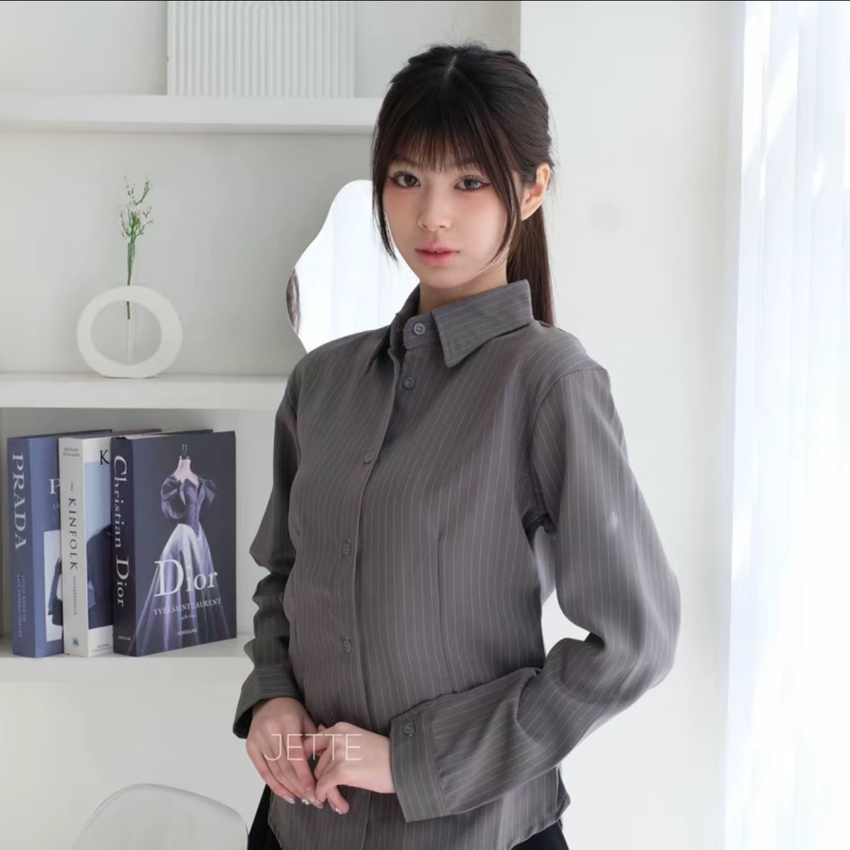 wts | want to sell | lfb 

Sydney Fitted Shirt - Kemeja Fitted Wanita Garis Karet Atasan Stripe Lengan Panjang Formal Casual (NEW)

Warna grey - 55k exc admin shopee

dijual karena salah pilih warna, real pict dm aja yaa #zonauang