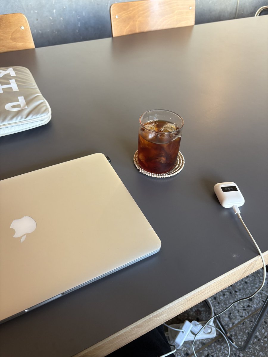 나를 포함한 모두가 노트북을 간지럽히고있는
콘센트 빵빵하고 등받이 의자가 있는
그런 망원 카페 너무 귀하다