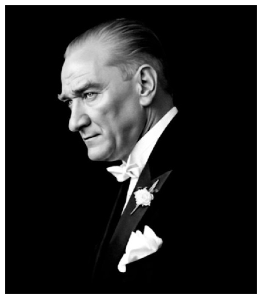 Ölmez fikirlerin, dinmez hasretin, yıkılmaz Cumhuriyet.
#10Kasim
♾️