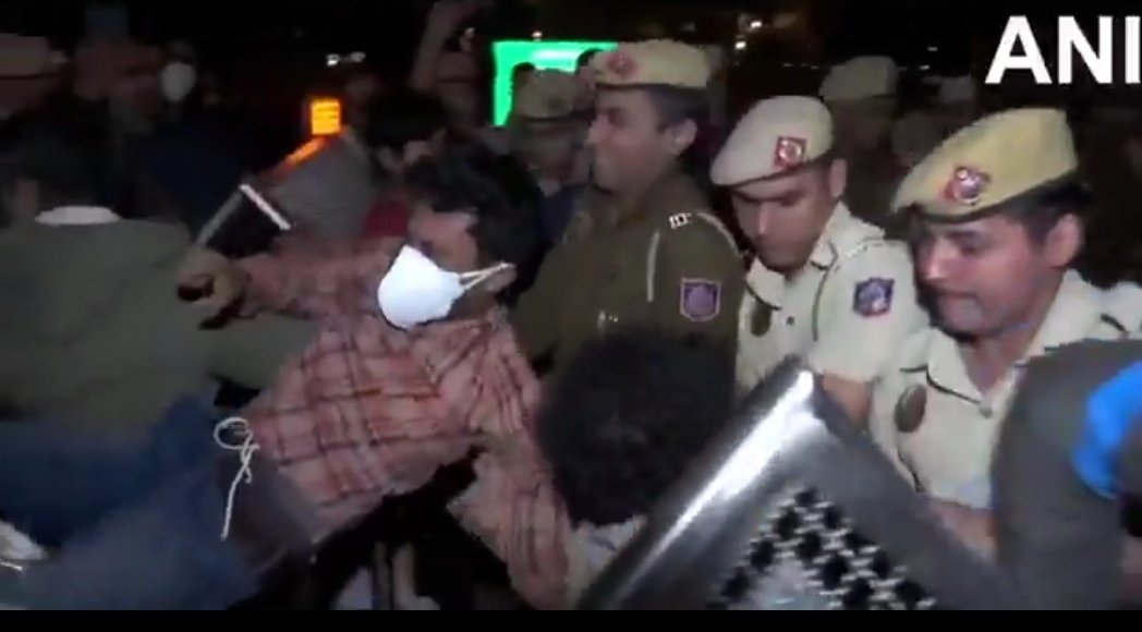 Suraj983862's tweet photo. Credit where it's due - Delhi Police's new mission to help people from breathing toxic air.
#CleanAirProtest https://t.co/OvcIJTniQ4