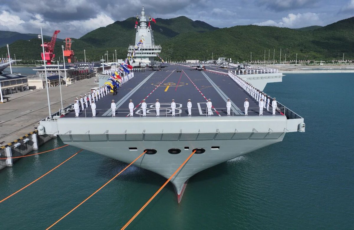 PuebloEnLnea's tweet image. #China pone en servicio su primer #portaviones equipado con catapultas electromagnéticas, celebrándose en un puerto naval, en Sanya de Hainan, China, el 5 de noviembre de 2025. El #Fujian fue lanzado en junio de 2022 y recibió su nombre de la provincia del mismo nombre.
