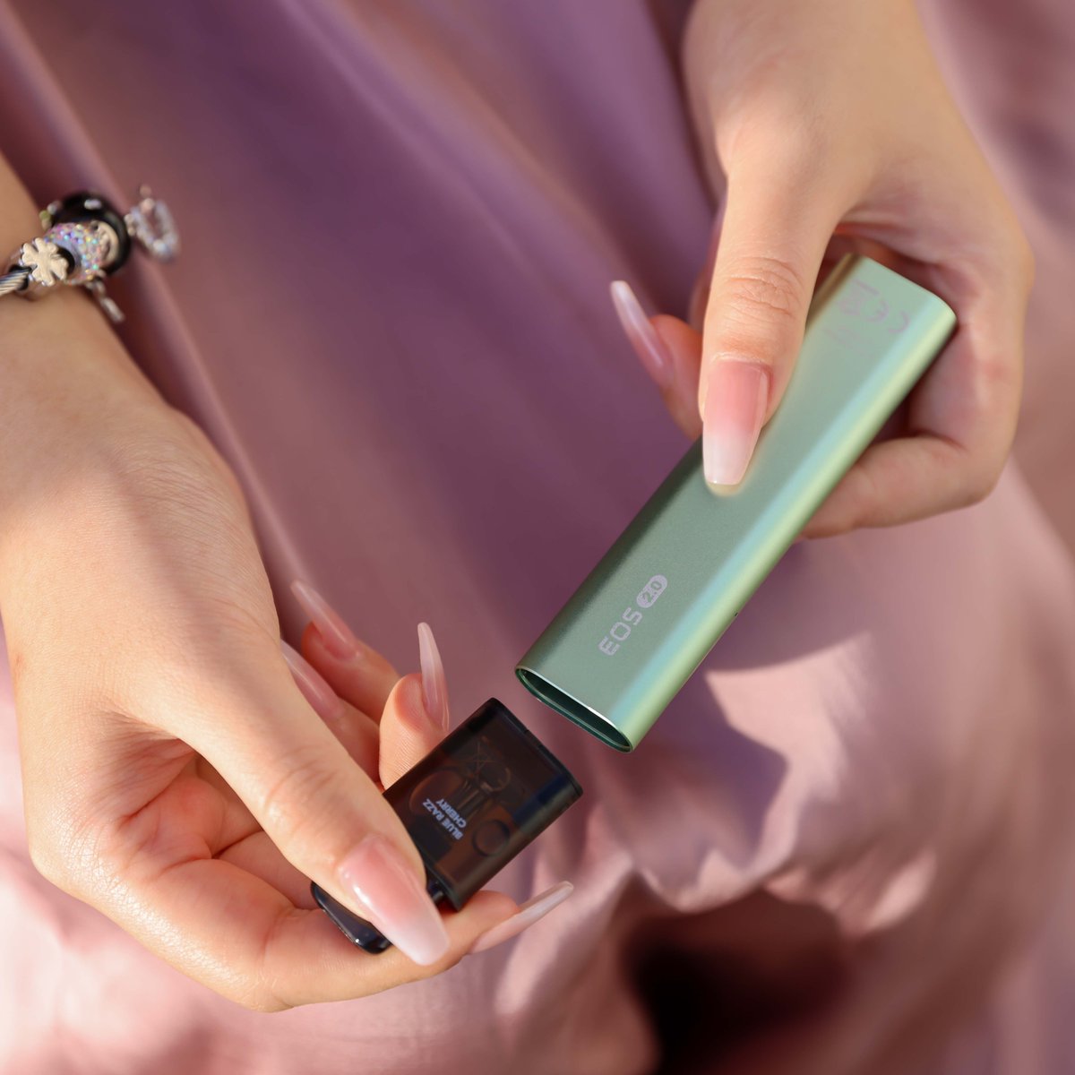 Rachelliu_hqd's tweet image. Make it bold. Make it yours.
 HQD EOS 2.0 — crafted for those who lead, not follow.

#HQDEOS2 #HQDOfficial #HQDStyle #HQDLifestyle #TrendyVape #VapeDesign