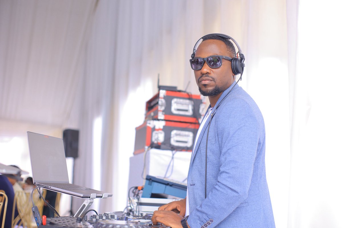mousteydj's tweet photo. 3 PHASE
---------------
#mousteydj #kwanjulabymousteydj #Realsounds #Realdeejays #mousteydjkwanjula #Kwanjula #Traditionalevents #culture https://t.co/l8w8NYdDOp