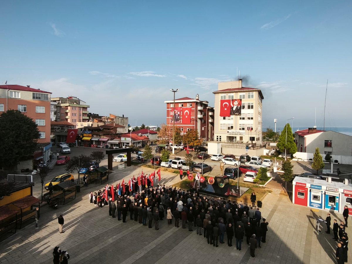 Cumhuriyetimizin Kurucusu Gazi Mustafa Kemal Atatürk’ün ebediyete irtihalinin 87. yıl dönümü dolayısıyla düzenlenen “Çelenk Sunma Töreni" İlçe Kaymakamımız Sn. Erkut PAMUK'un katılımıyla gerçekleşti. Saygı duruşunun yapılması ve İstiklal Marşımızın okunmasıyla tören sona erdi.