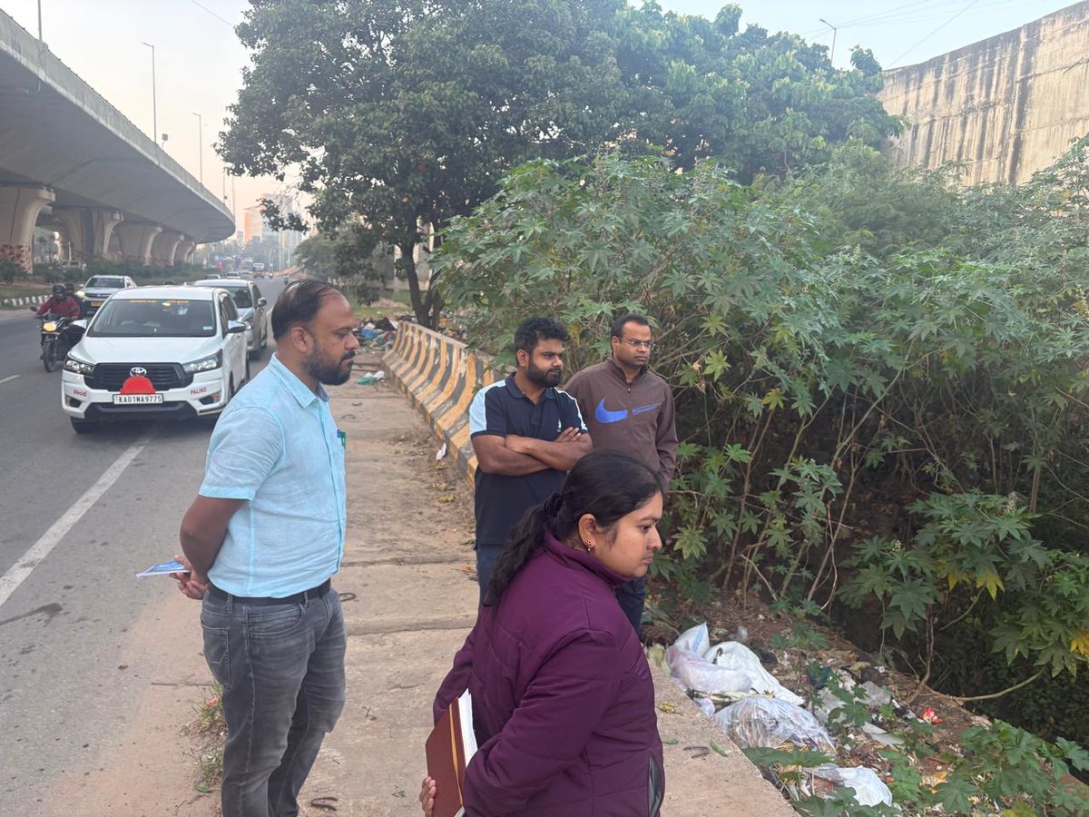 BNCCofficial's tweet photo. This morning, BNCC Commissioner Sri Pommala Sunil Kumar inspected Yelahanka Airport Road.

✅ Directed officials to clear garbage/black spots in vacant plots.

✅ Ordered that penalties &amp; cleaning charges be imposed on property owners.

#bengalunorthcitycorporation https://t.co/QTkgp7GVIk