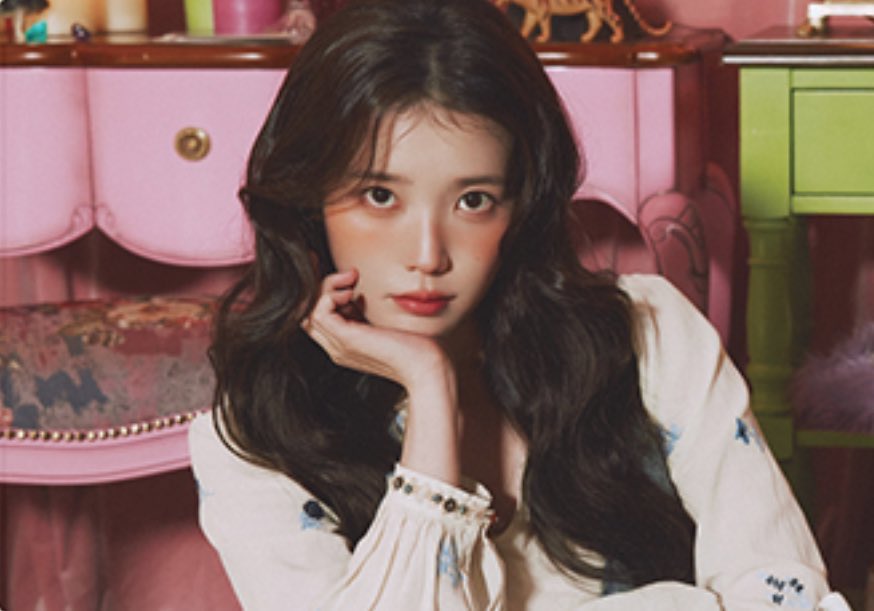 mayetuitee's tweet image. Stunning😍😍
#IU #2025MAMAVOTE