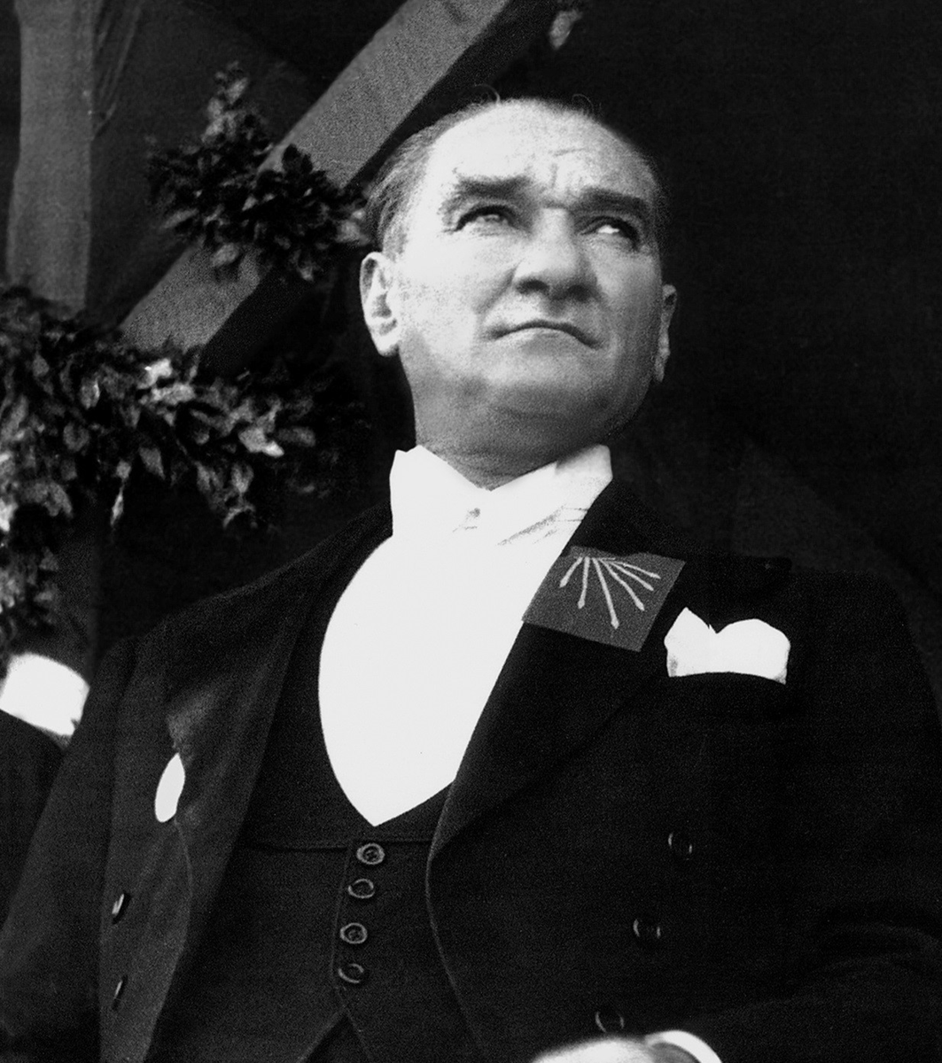 🔴 İlber Ortaylı:

24 yaşında Şam'da 5. Ordu'da
26 yaşında Selanik'te 3. Ordu'da
28 yaşında Hareket Ordusu'yla İstanbul'da
29 yaşında Picardie Manevraları'nda
30 yaşında Trablusgarp'ta Şark Gönüllüleri Komutanlığı'nda
31 yaşında Balkan Savaşları'nda
32 yaşında Edirne'de
33