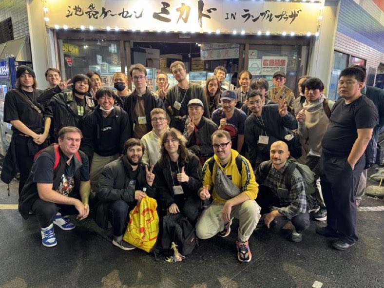 遅ればせながら昨日の記念写真を貼らせてもらいます。皆いい顔をしてます。
この後めちゃめちゃ酒飲んだ。
翻訳アプリでコミュニケーションも楽勝でした。
けどコショーさんはボディランゲージだけで会話してました。