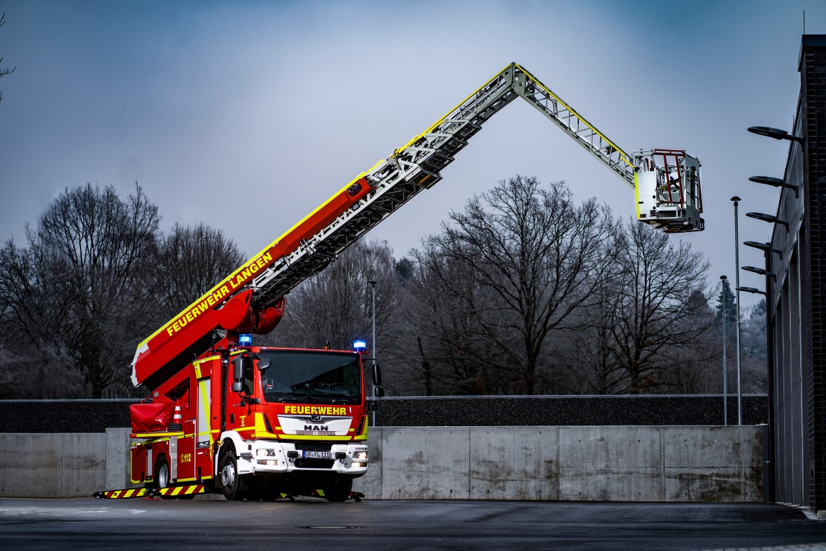 Elle a tout d’une grande cette DLK 🇫🇷 du corps des pompiers de Langen🇩🇪 mise en service en 2018. Avec son balancier cette PRX33 est parfaitement adaptée à une utilisation dans la vielle ville étroite et des cours arrière sinueuses. Frankreich-Qualität .