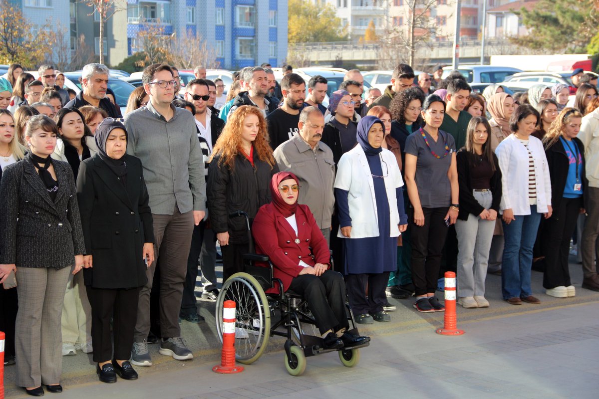 HASTANEMİZDE 10 KASIM ATATÜRK'Ü ANMA TÖRENİ GERÇEKLEŞTİRİLDİ

Kırşehir Eğitim ve Araştırma Hastanemizde ve hastanemize bağlı Fizik Tedavi ve Rehabilitasyon Merkezimizde 10 Kasım Atatürk'ü anma töreni gerçekleştirildi.