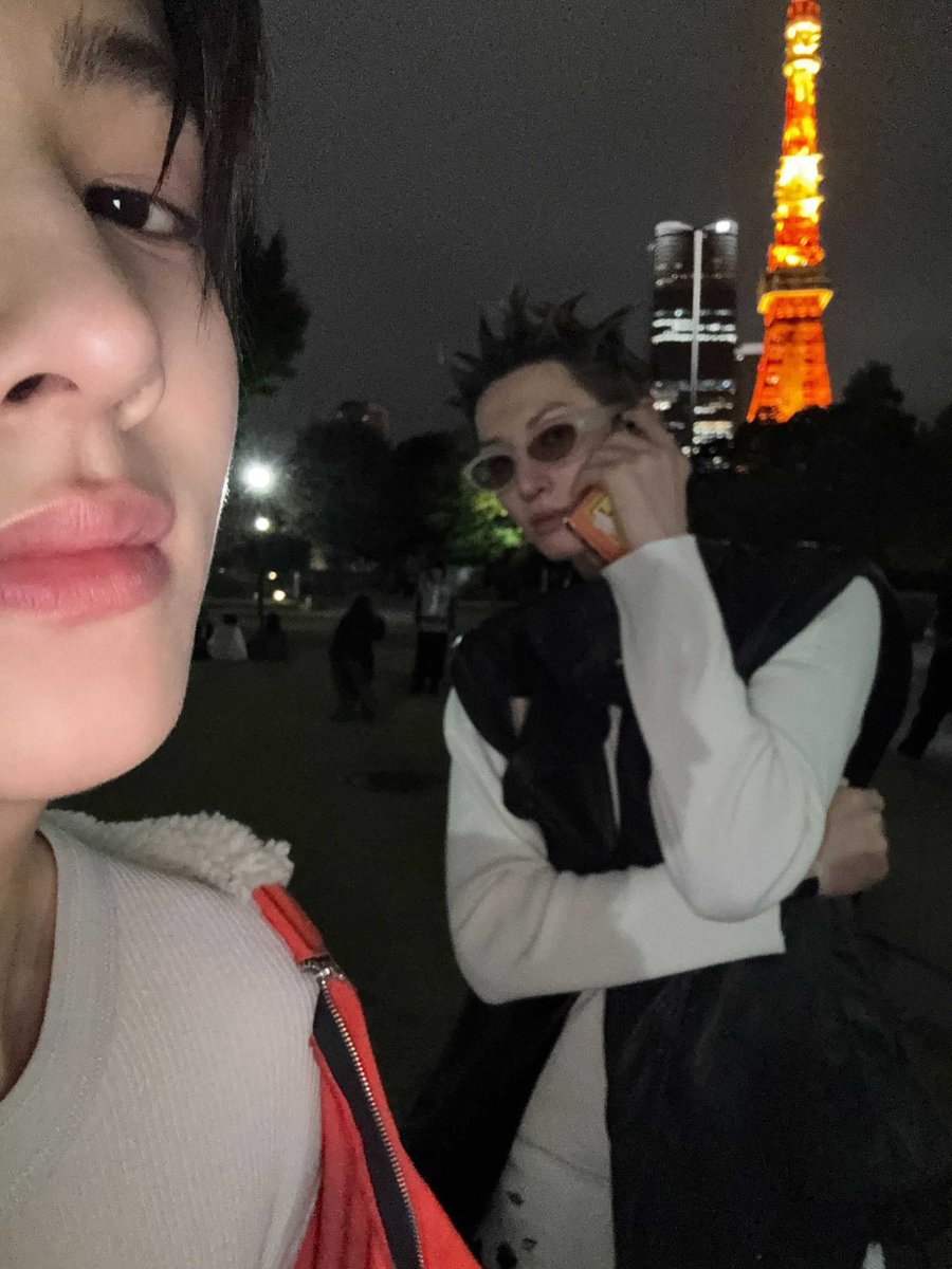 Seonghweon's tweet image. Went on a night walk with Martin hyung to check out the Tokyo Tower. The lights were stunning, but tell me why my outfit made me look like a street cone…