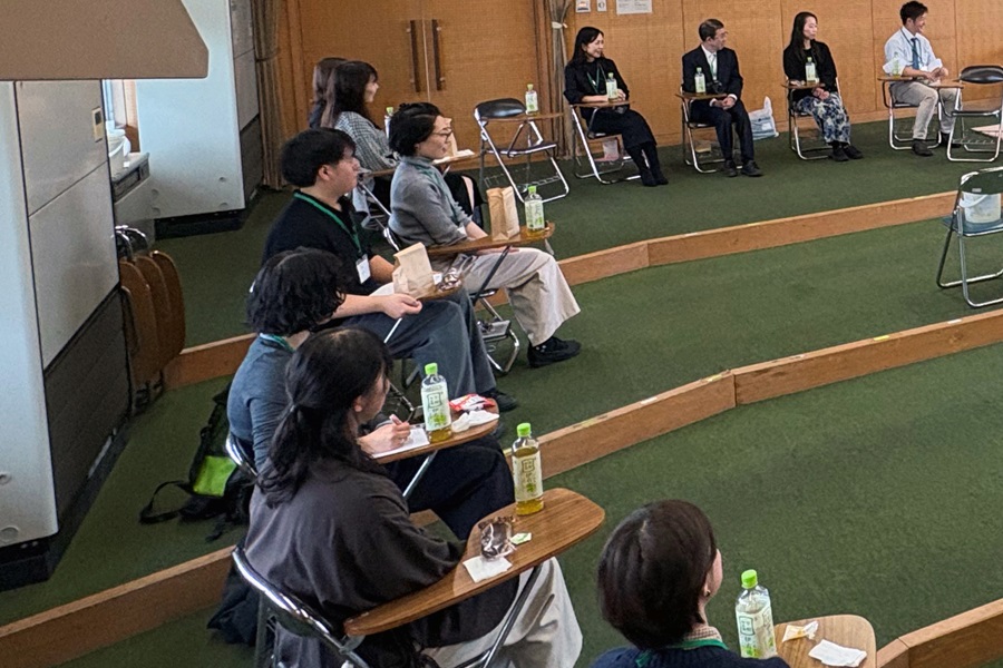 cpuhs's tweet photo. 令和7年10月26日に #歯科衛生学科 #ホームカミングデー が開催されました。同窓生の新執行部体制として初めての会です。田代教授から「歯科におけるオンライン診療について」の講演をしていただきました。次いで，持ち寄ったテーマについて活発なディスカッションを行いました。
#千葉県立保健医療大学 https://t.co/7OVrNx2VtQ