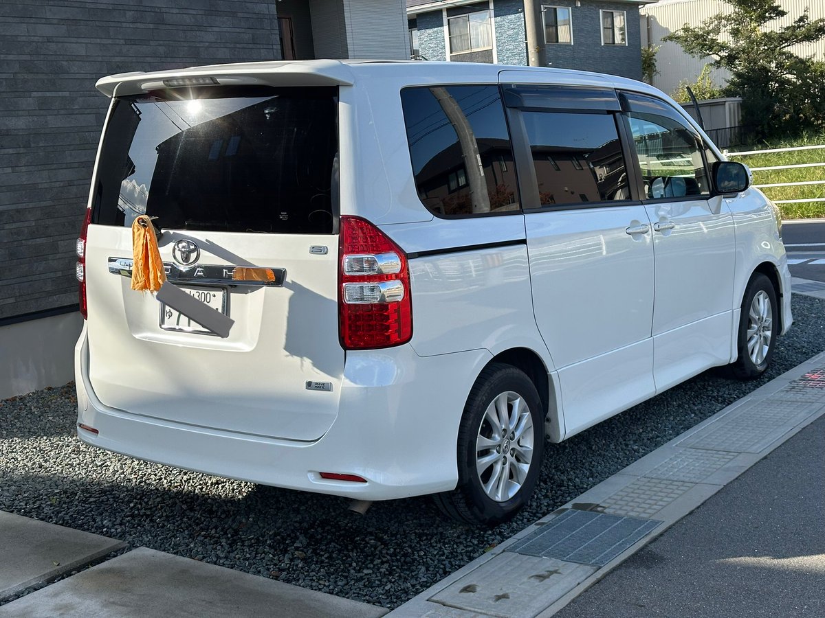 wind_book's tweet photo. 70ノア君、
ガチ洗車したりシートの破れ補修したり、まだまだ頑張ってます。 https://t.co/zHO3baaUPq
