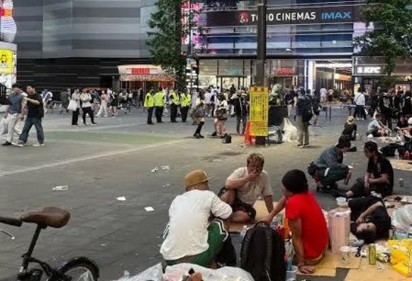 huhny221's tweet image. 📍Tokyo, JAPAN

Japanese sit and lay down outside the mall instead because they can easily throw all the trashes 🤮 🤢 now i learnt more about your younger generation culture.. nak baring kat rumah la gila ke apa.. such a diversity can choose to sit or just lay down altogether