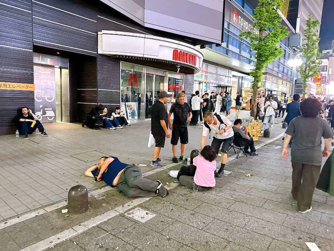 huhny221's tweet image. 📍Tokyo, JAPAN

Japanese sit and lay down outside the mall instead because they can easily throw all the trashes 🤮 🤢 now i learnt more about your younger generation culture.. nak baring kat rumah la gila ke apa.. such a diversity can choose to sit or just lay down altogether