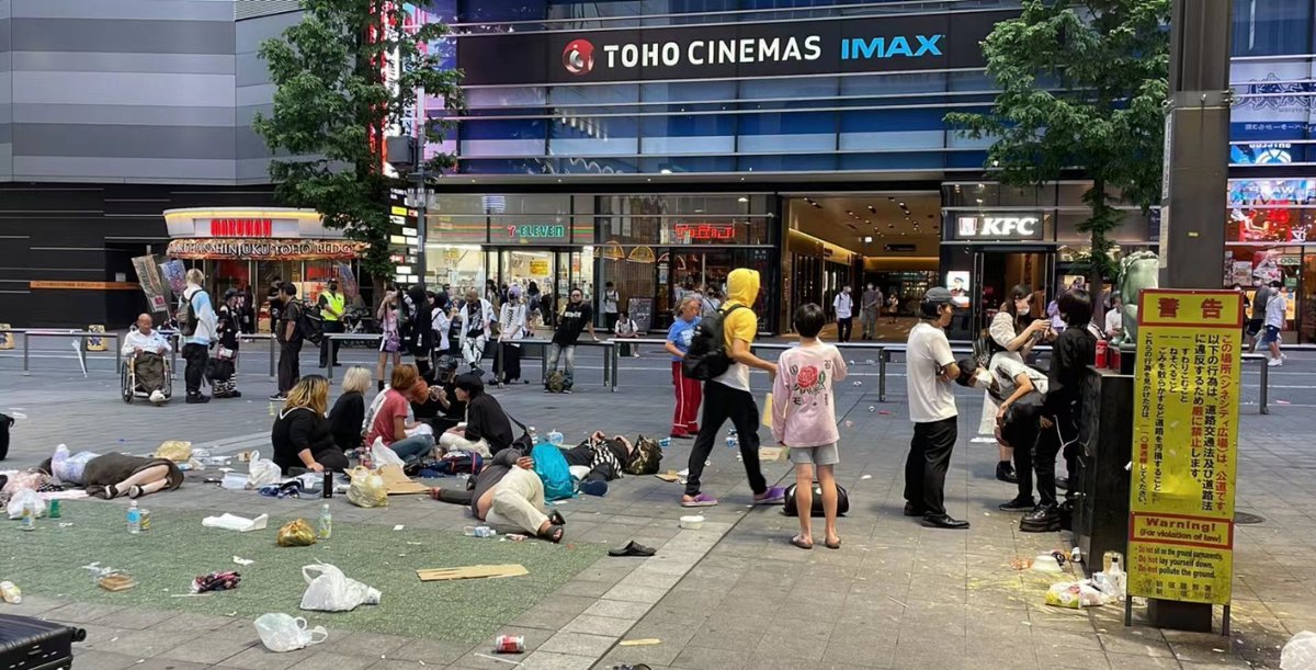 huhny221's tweet image. 📍Tokyo, JAPAN

Japanese sit and lay down outside the mall instead because they can easily throw all the trashes 🤮 🤢 now i learnt more about your younger generation culture.. nak baring kat rumah la gila ke apa.. such a diversity can choose to sit or just lay down altogether