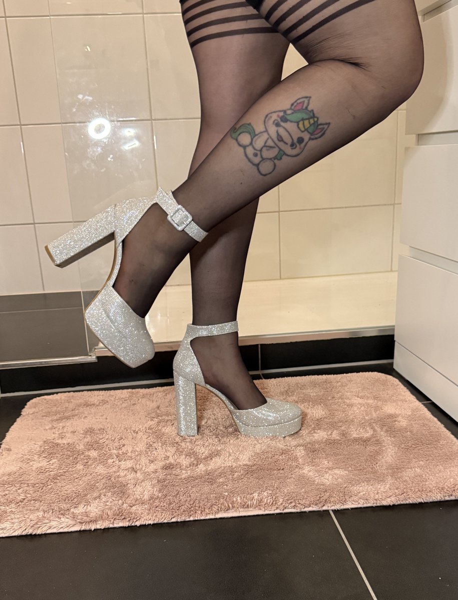Pia20023's tweet photo. ✨ Neue Lieblingsheels! 🖤
Ich liebe den Glitzerlook in Kombination mit den schwarzen Strümpfen – klassisch, aber mit einem kleinen Extra. 🦄💫

#nylonsoles #nylonfashion #nylon #nylonfeet #feet #stocking #tights #strumpfhose #socks https://t.co/jIGSomGcrL